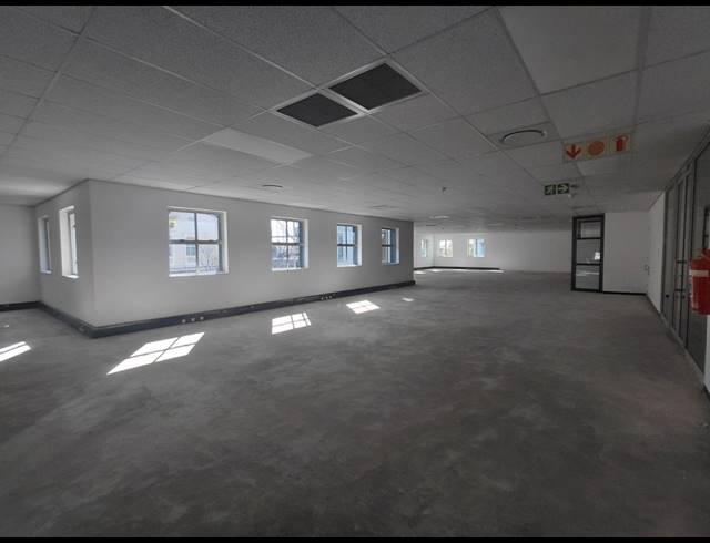 1,013M² OFFICE TO LET IN BRYANSTON